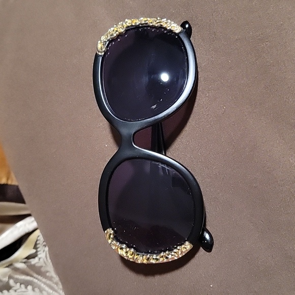 Black & Gold Round Sunglasses 👓 - Picture 8 of 8
